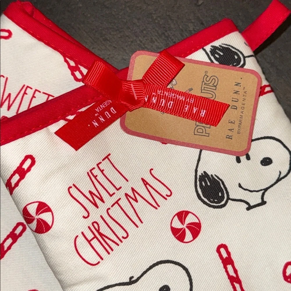 NWT Rae Dunn Peanuts Charlie Brown Snoopy Christmas Holiday Kitchen Oven Mitts